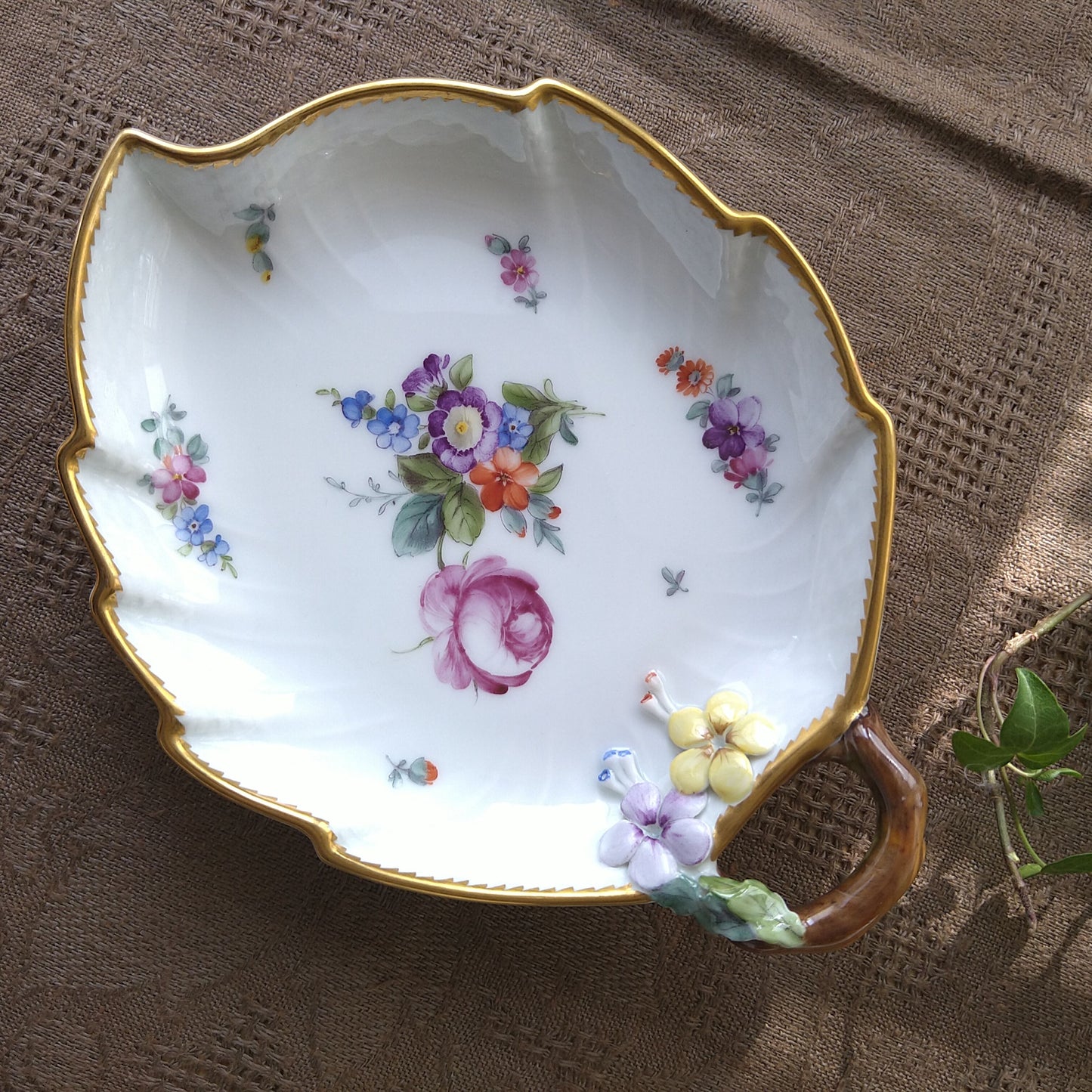 1960年のRoyalCopenhagenサクソンフラワーの小さい葉っぱ皿約18㎝×13.5㎝/LeafDishSaxonFlower