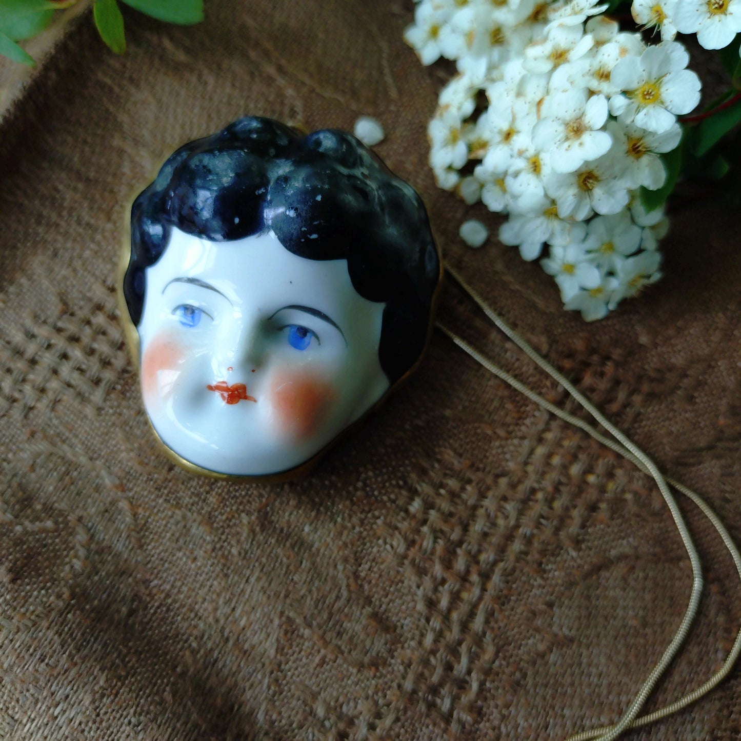 A pendant of a porcelain doll's face that could even silence a crying child/Face size: approx. 6 cm (length) x 5.4 cm (width), Chain length: approx. 60 cm L