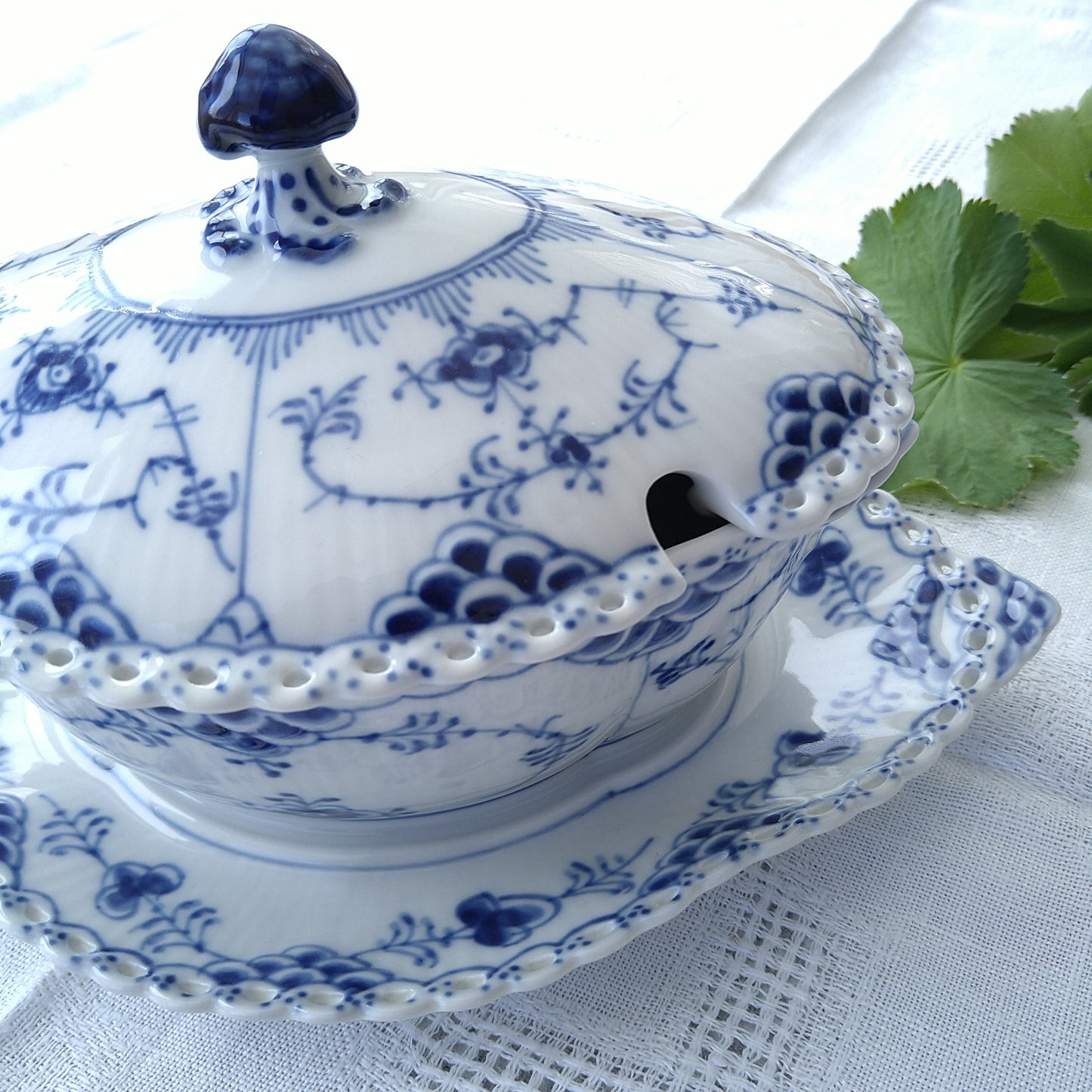 1969~1979年RoyalCopenhagenブルーフルーテッドフルレース蓋つきソースボードSauceBoatWithCoverAndStand400ml24㎝L