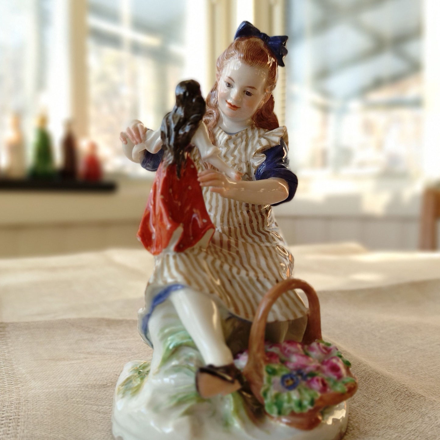 1924年以前MeissenマイセンPaulHelmig原型/人形で遊ぶ女の子のフィギュリン高さ約16㎝H