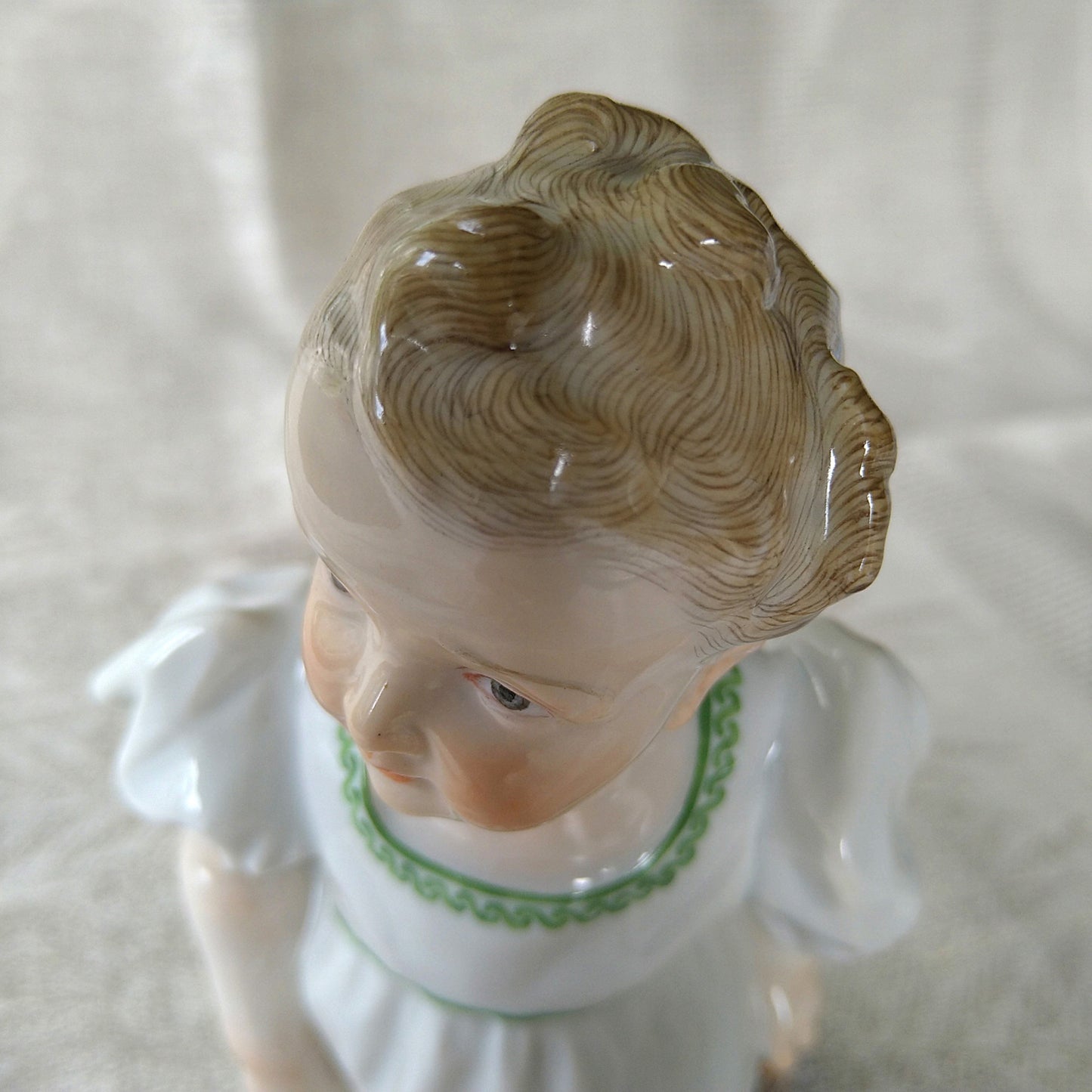 Meissen1905年~1924年/人形を持った女の子/ヘンチェルの子供たち/Konrad Hentschel