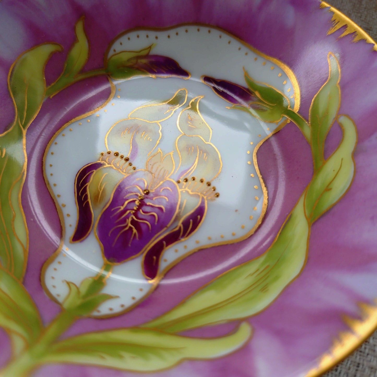 紫にアイリスと金彩/1880-1900年頃NymphenburgニンフェンブルグJugendstil/アールヌーヴォーのデミタス/モカカップソーサー