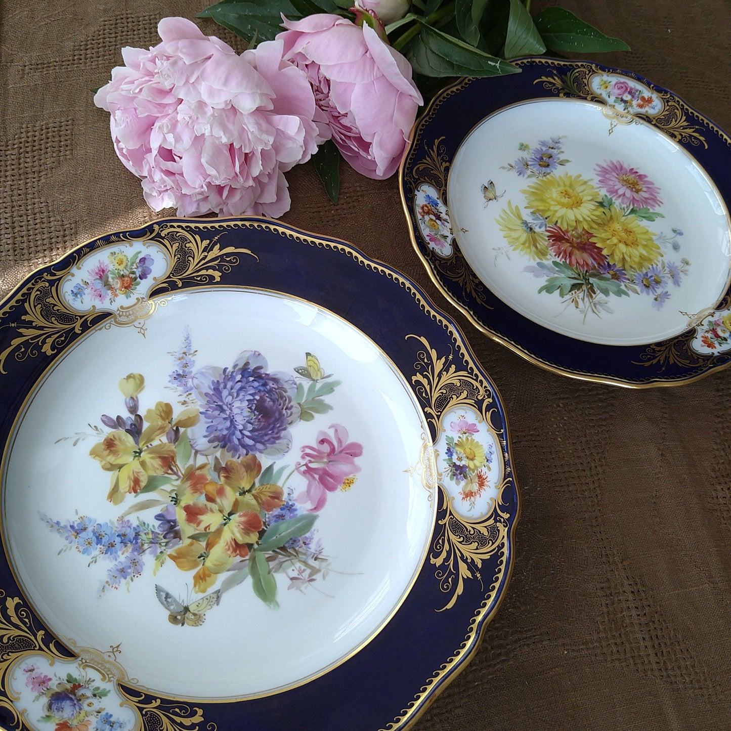 1850~1924年Meissenコバルトフォンドプレート直径約25cmD青紫の花とアストロメリアのブーケ
