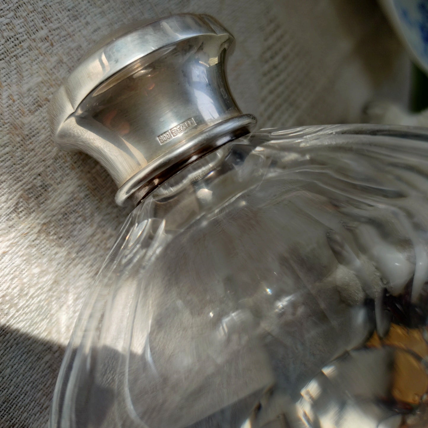 スイスのクリスタルガラスとシルバー800の香水瓶/パフュームボトルは高さ約9㎝H