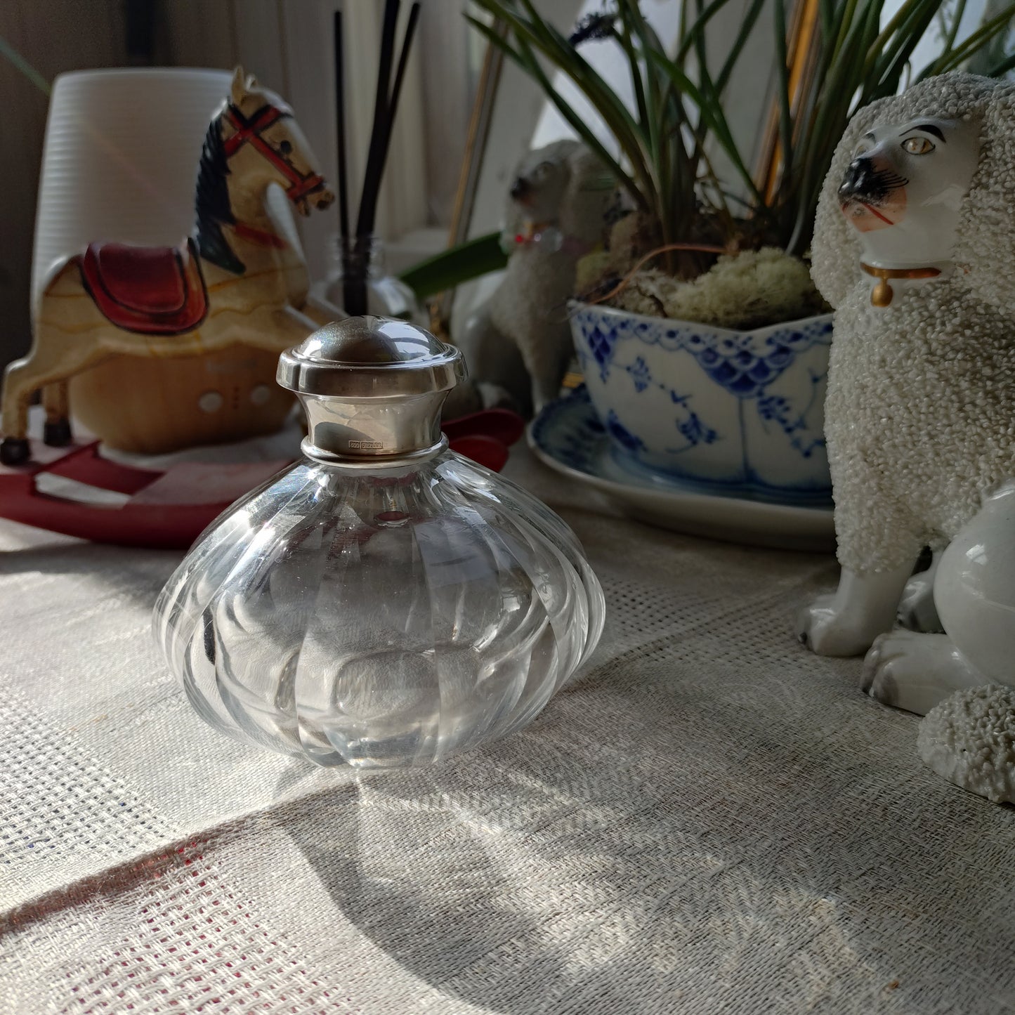 スイスのクリスタルガラスとシルバー800の香水瓶/パフュームボトルは高さ約9㎝H