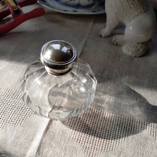 スイスのクリスタルガラスとシルバー800の香水瓶/パフュームボトルは高さ約9㎝H