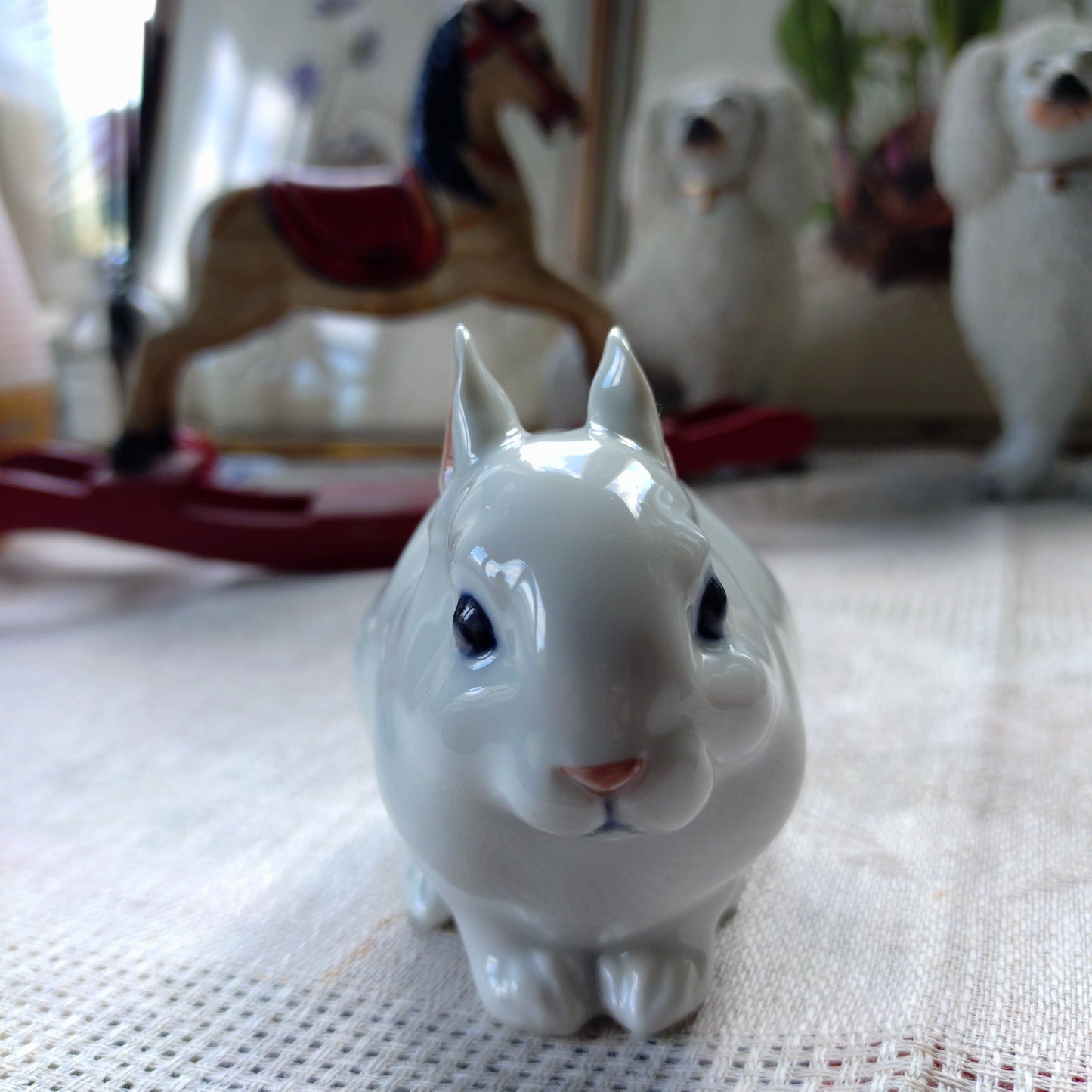 🐰RoyalCopenhagenウサギの仔JeanneGrutデザイン高さ約6.8㎝H、型番号4705前足を揃えてあなたを見つめるシロウサギちゃん👁👁片手乗りサイズ
