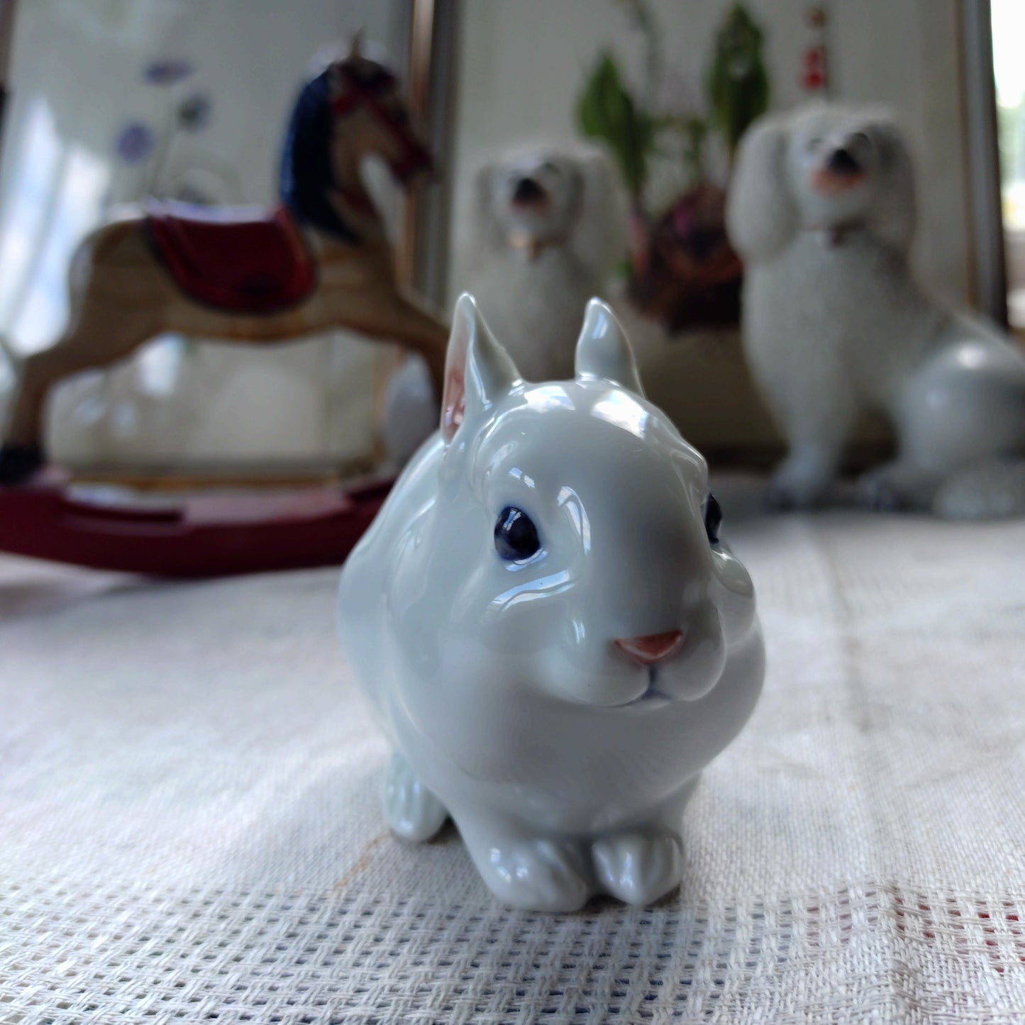🐰RoyalCopenhagenウサギの仔JeanneGrutデザイン高さ約6.8㎝H、型番号4705前足を揃えてあなたを見つめるシロウサギちゃん👁👁片手乗りサイズ