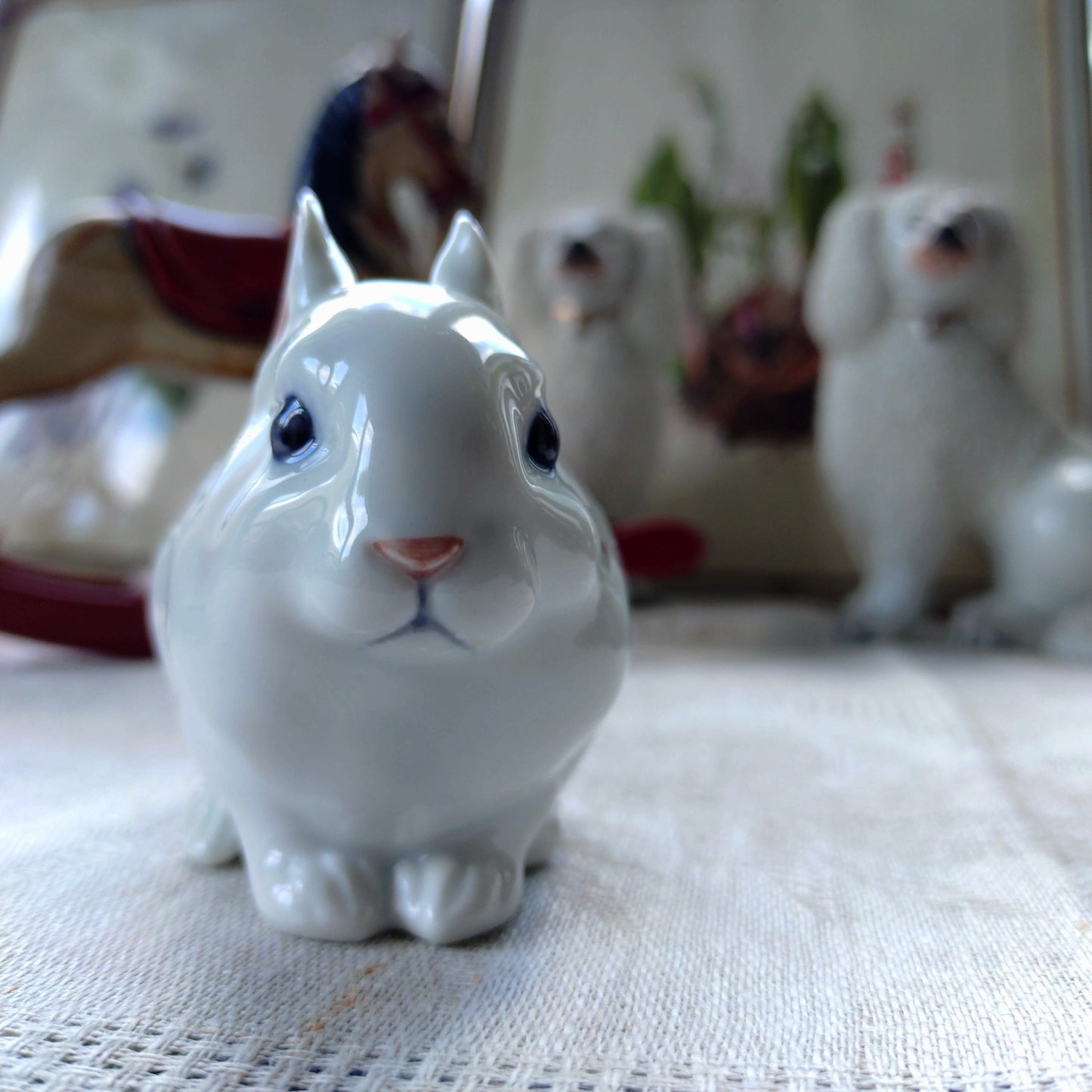🐰RoyalCopenhagenウサギの仔JeanneGrutデザイン高さ約6.8㎝H、型番号4705前足を揃えてあなたを見つめるシロウサギちゃん👁👁片手乗りサイズ