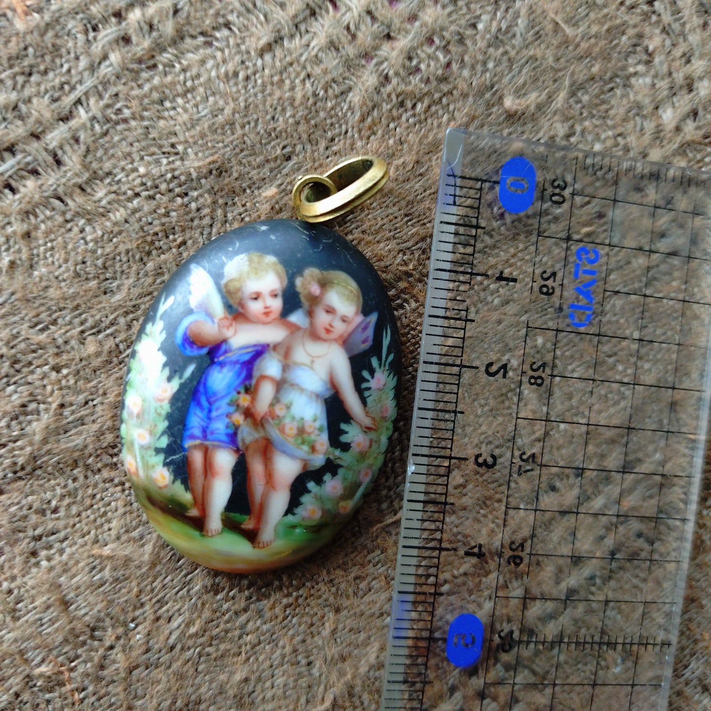 詳細は不明な天使と妖精のペンダントヘッド大きさ約3.7cm×2.8cm重さ約12g