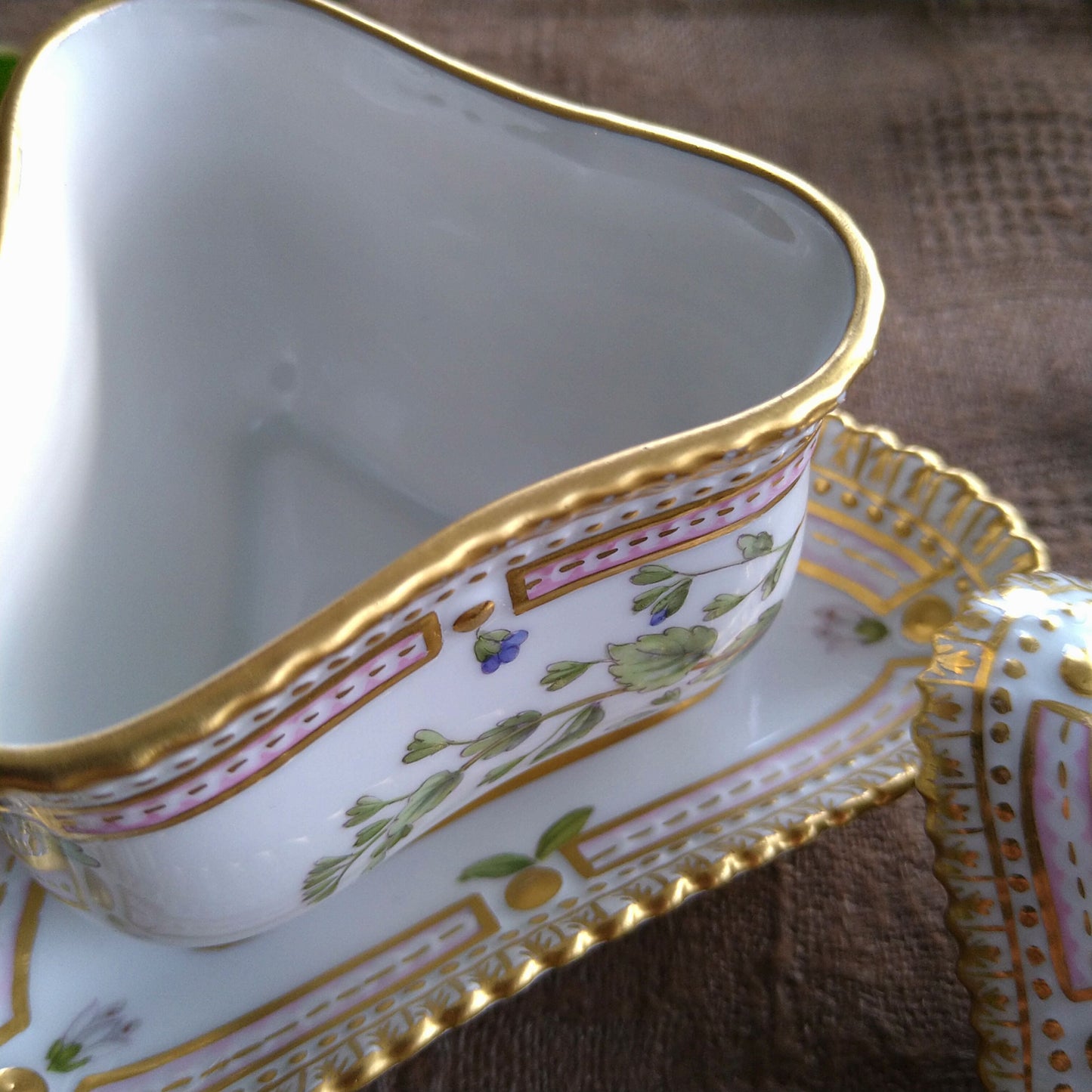1960年代のRoyalCopenhagenフローラダニカ三角シトロンカップソーサー花はヴェロニカです。/FloraDanicaCitronCupSaucer