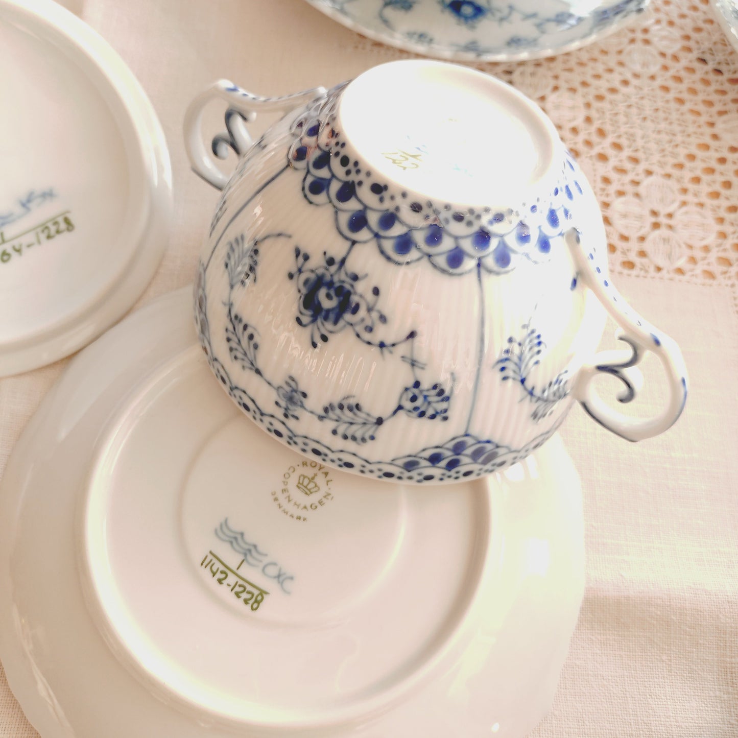 1980年代RoyalCopenhagenブルーフルーテッドフルレースのブイヨンカップソーサー蓋付き容量約330ml