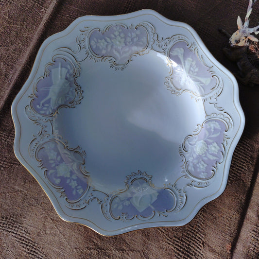 1924年以前Meissen直径約25㎝D/淡い紫ピンクの6つの窓に花と寓意のいろいろPâte-sur-Pâte