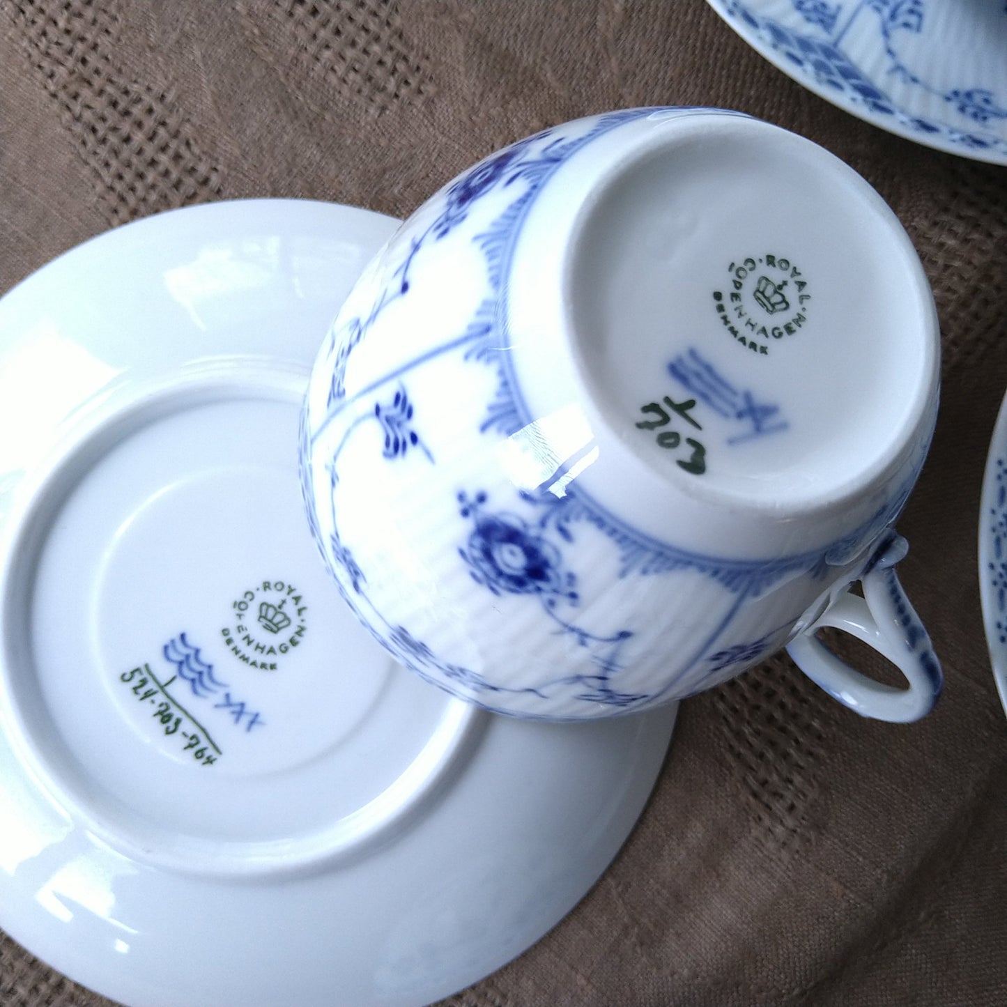 大きいんです。RoyalCopenhagen1950～70年代のブルーフルーテッドハーフレース容量約330ml！ホットチョコレートカップソーサー