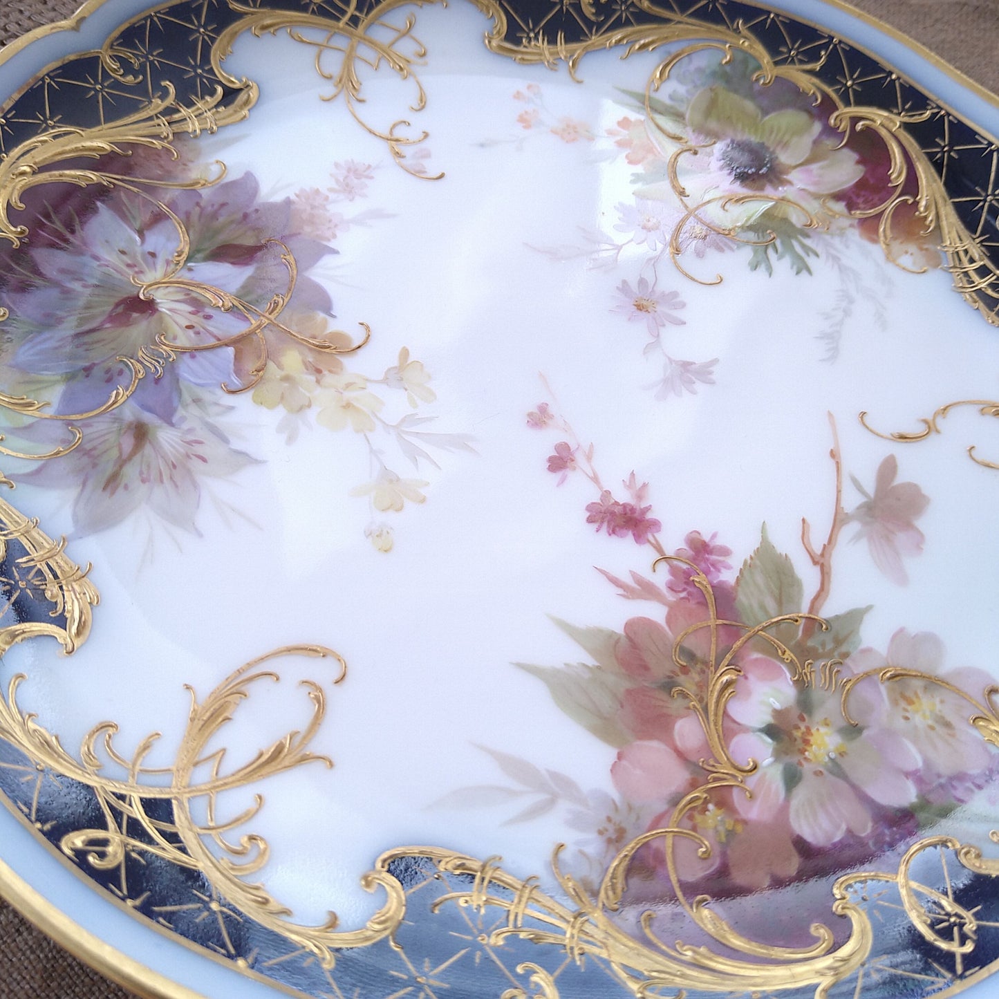 1912年KPMベルリンのソフトペインティングの花々とコバルトラウンドのお皿直径約22㎝D