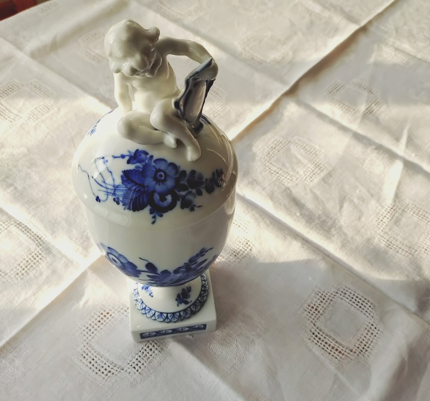 1948年のRoyalCopenhagenブルーフラワーの人形の蓋付きベース、小物入れは高さ約28.5㎝H