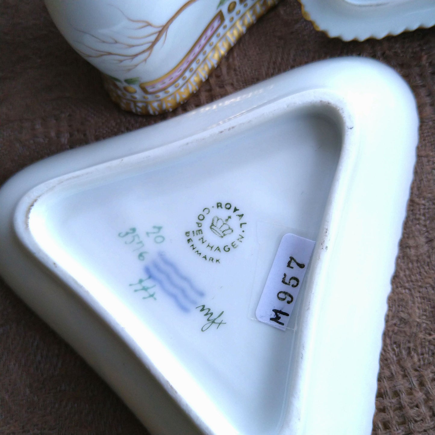1960年代のRoyalCopenhagenフローラダニカ三角シトロンカップソーサー花はヴェロニカです。/FloraDanicaCitronCupSaucer