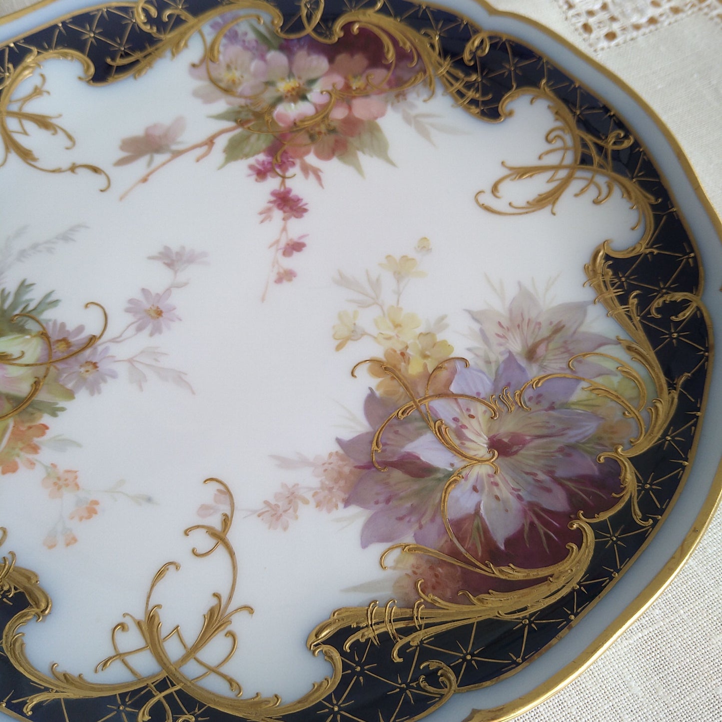 1912年KPMベルリンのソフトペインティングの花々とコバルトラウンドのお皿直径約22㎝D