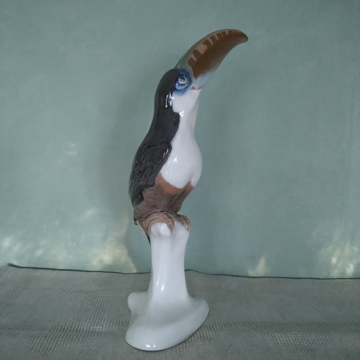 Circa 1909-1920 Meissen Toucan (model by Paul Walther) / Jugendstil / Height approx. 30.5 cm