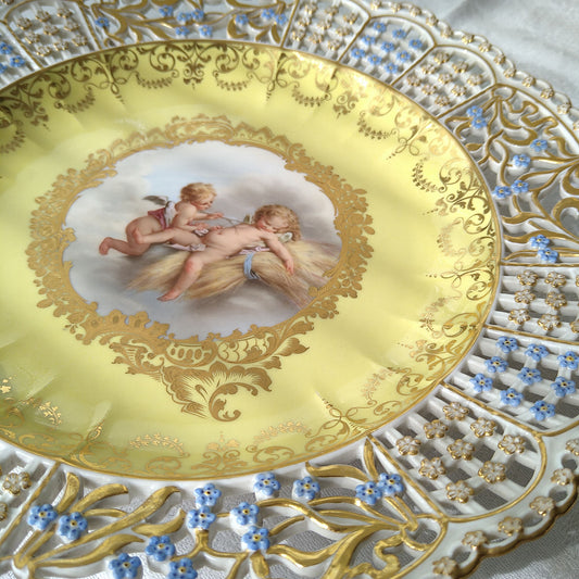 1850～1924年Meissen 忘れな草とオープンワークが縁取る天使のキャビネットプレート・黄色 直径約25.5㎝D