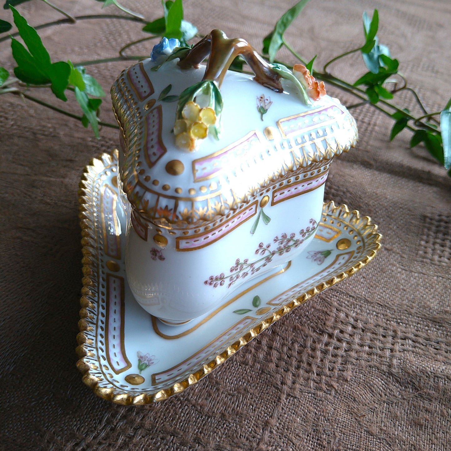 1960年代のRoyalCopenhagenフローラダニカの3角シトロンカップソーサー、花はハナワラビです。/FloraDanicaCitronCupSaucer