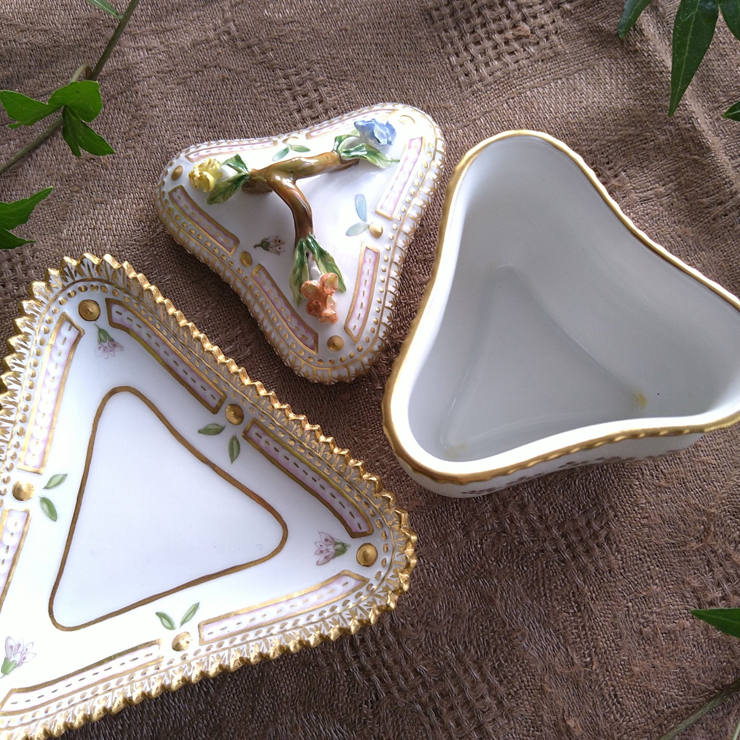 1960年代のRoyalCopenhagenフローラダニカの3角シトロンカップソーサー、花はハナワラビです。/FloraDanicaCitronCupSaucer