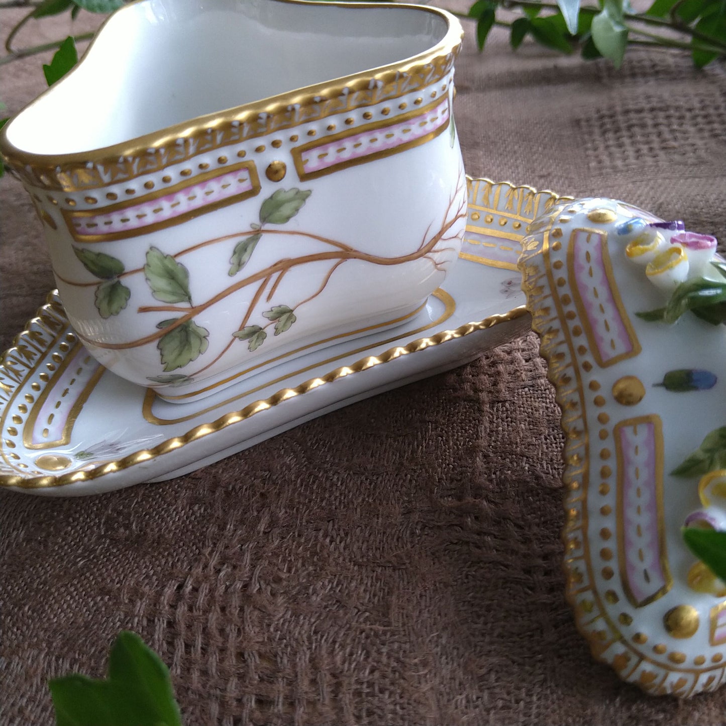 1960年代のRoyalCopenhagenフローラダニカ三角シトロンカップソーサー花はヴェロニカです。/FloraDanicaCitronCupSaucer