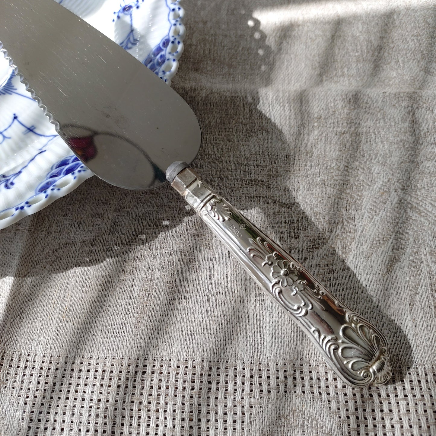 ENGLAND、Sheffieldのシルバーケーキサーパーは長さ約25.5㎝L、重さ約75g