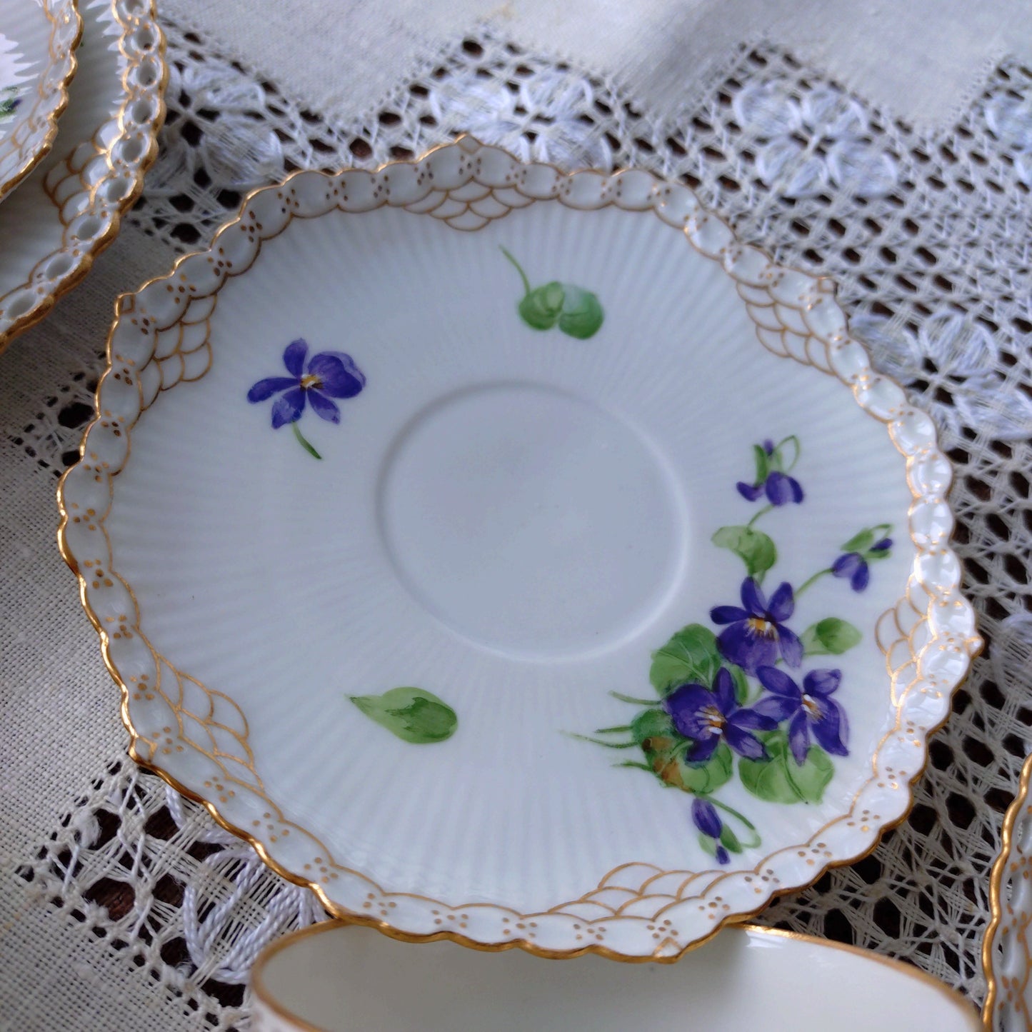 1870-1890年RoyalCopenhagenの紫のスミレのモカカップソーサー/デミタスと小さなケーキプレート直径約14.5㎝Dのトリオ