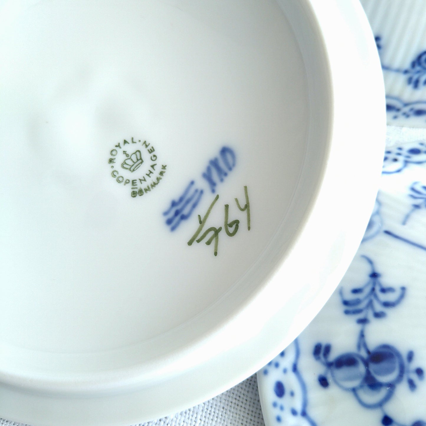 1965年RoyalCopenhagenブルーフルーテッドハーフレースのブイヨンカップ蓋付き容量約330ml/ソーサーはついてません。