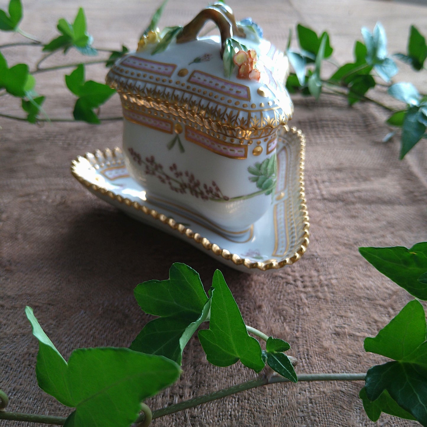 1960年代のRoyalCopenhagenフローラダニカの3角シトロンカップソーサー、花はハナワラビです。/FloraDanicaCitronCupSaucer