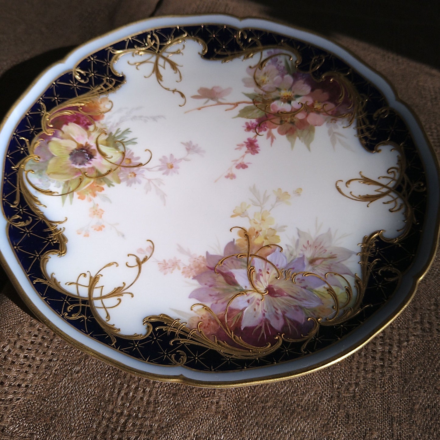 1912年KPMベルリンのソフトペインティングの花々とコバルトラウンドのお皿直径約22㎝D