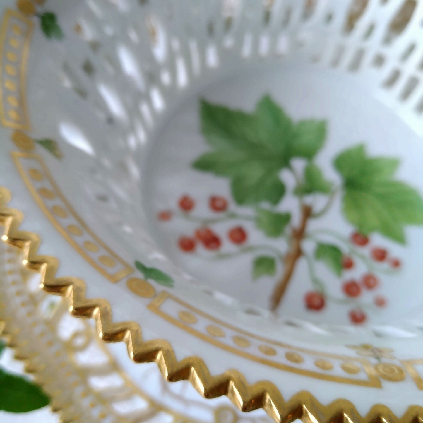 1894年～1900年のRoyalCopenhagenフローラダニカ、フサスグリのバスケット 高さ約8㎝H、直径約18.5㎝D/FloraDanicaBasket