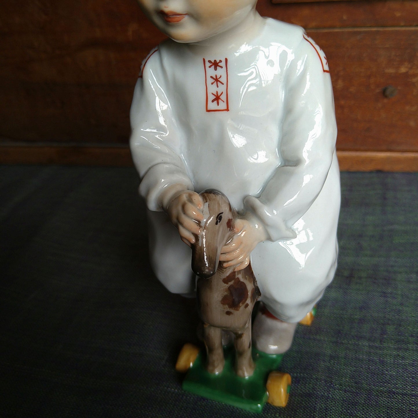 Meissen1905～1924年のヘンチェルの子供達/木馬で遊ぶ子 高さ約17㎝幅約6.5㎝W
