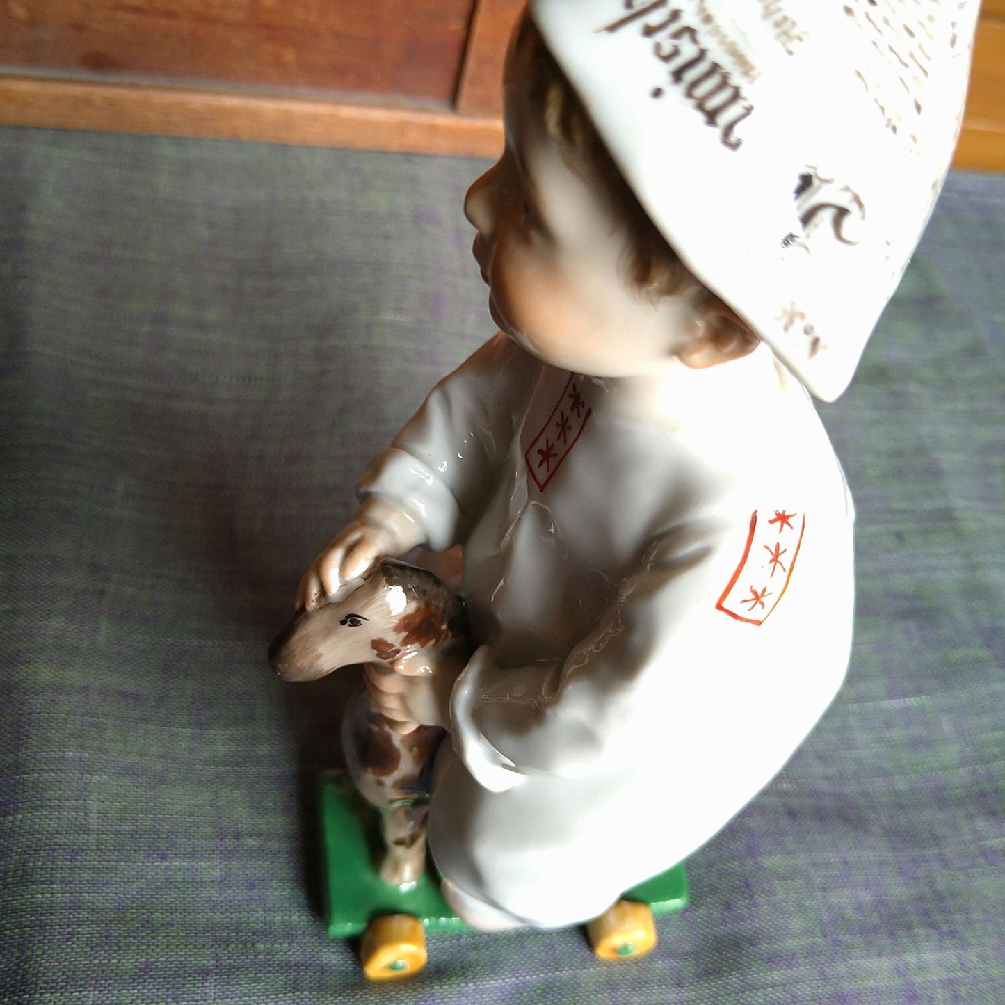 Meissen1905～1924年のヘンチェルの子供達/木馬で遊ぶ子 高さ約17㎝幅約6.5㎝W