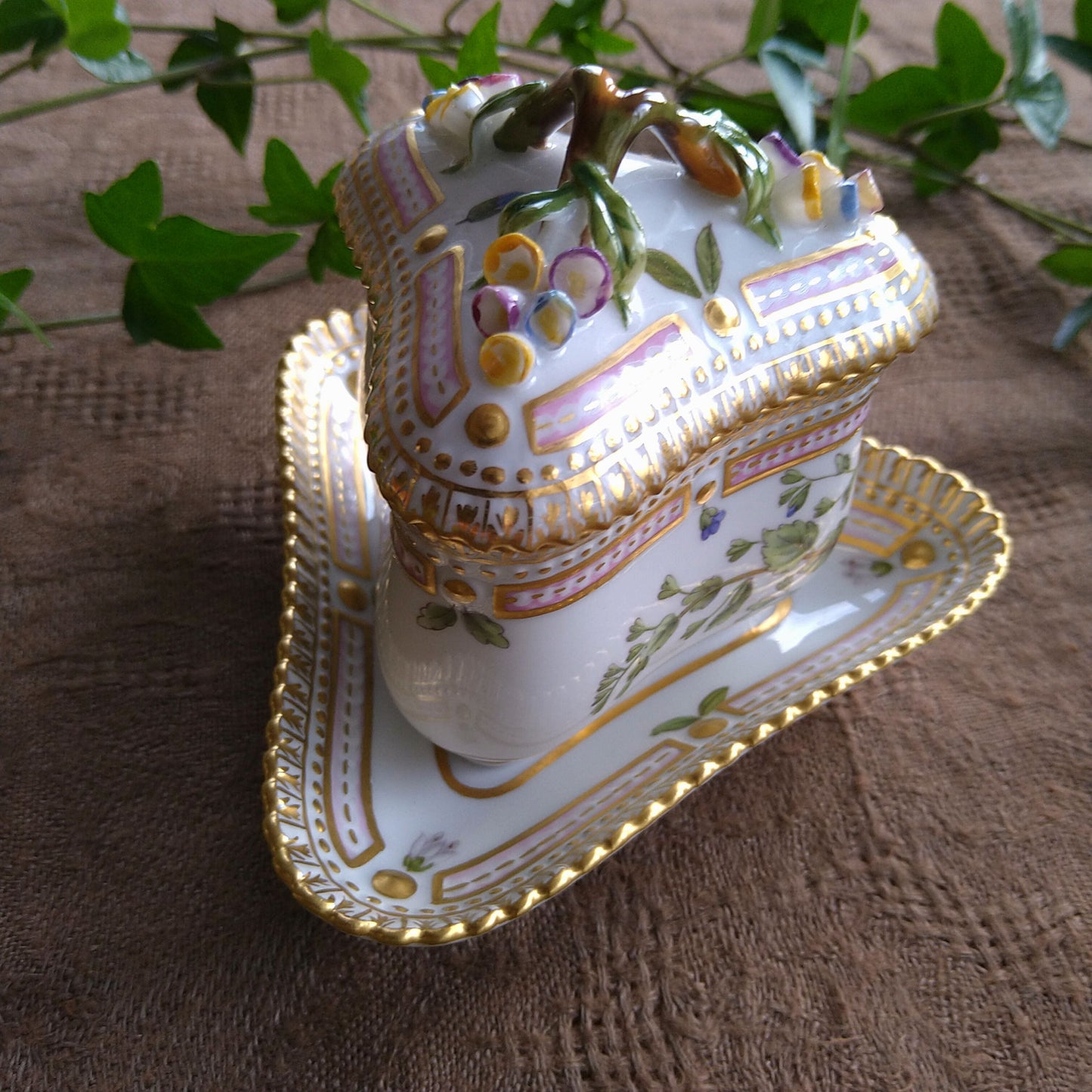 1960年代のRoyalCopenhagenフローラダニカ三角シトロンカップソーサー花はヴェロニカです。/FloraDanicaCitronCupSaucer