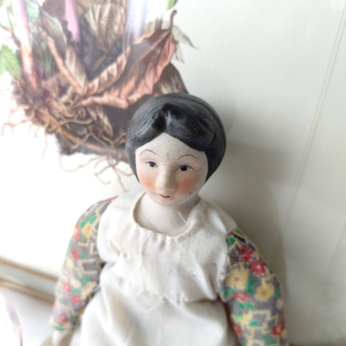 白いエプロンのお人形さん高さ約17.5㎝Hおそらく1900年頃