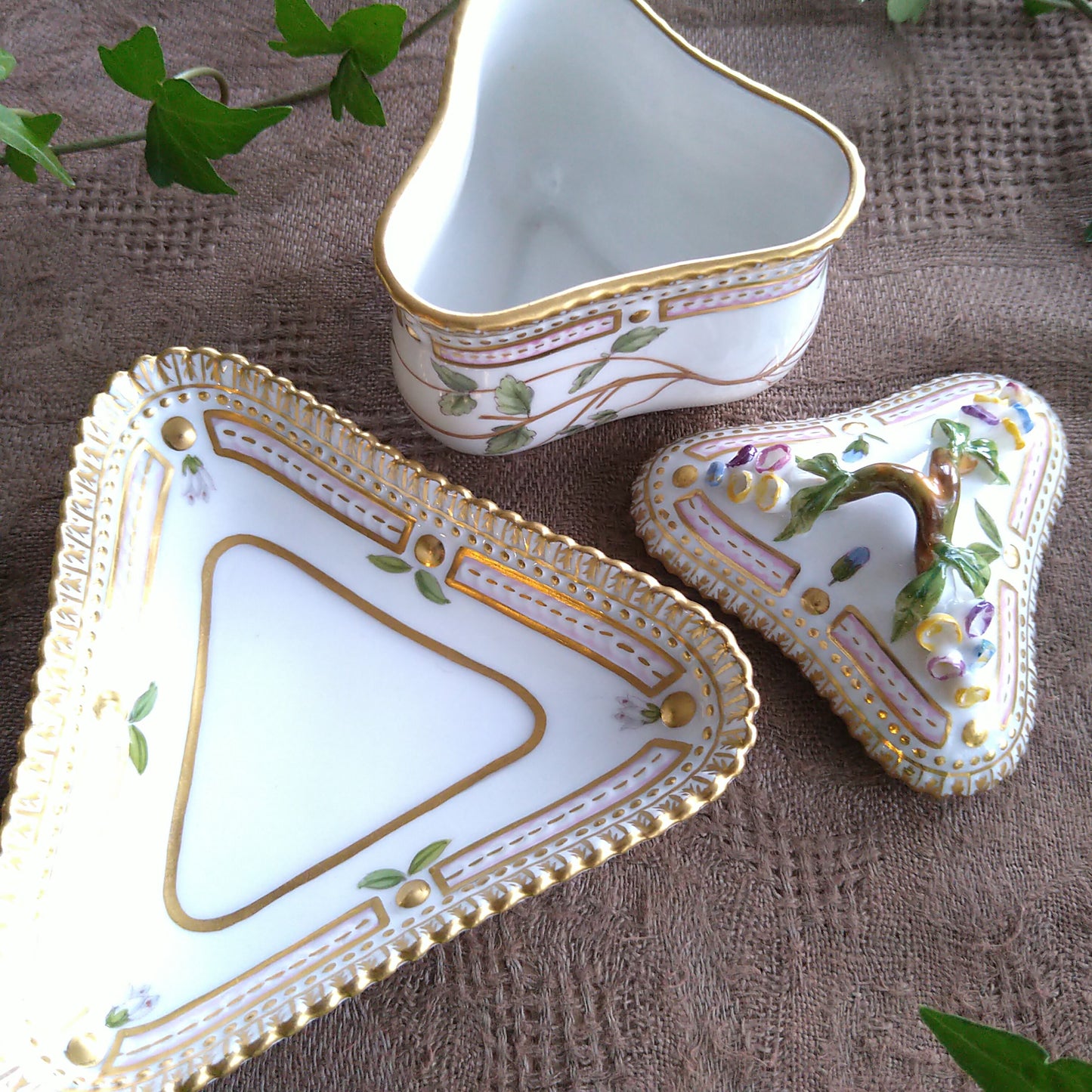 1960年代のRoyalCopenhagenフローラダニカ三角シトロンカップソーサー花はヴェロニカです。/FloraDanicaCitronCupSaucer