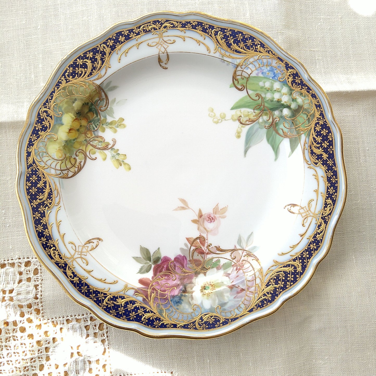 1850～1924年のMeissenマイセン、コバルトと金彩に自然主義様式の花々のお皿は直径約21.5㎝D