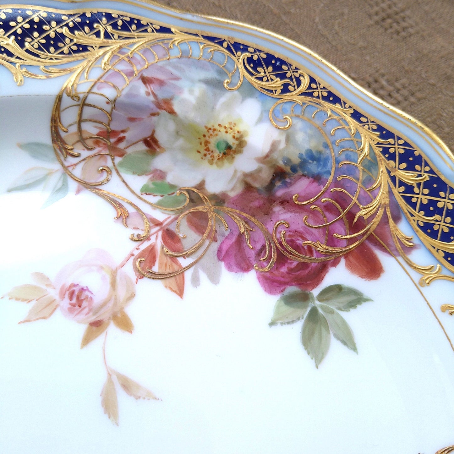 1850～1924年のMeissenマイセン、コバルトと金彩に自然主義様式の花々のお皿は直径約21.5㎝D