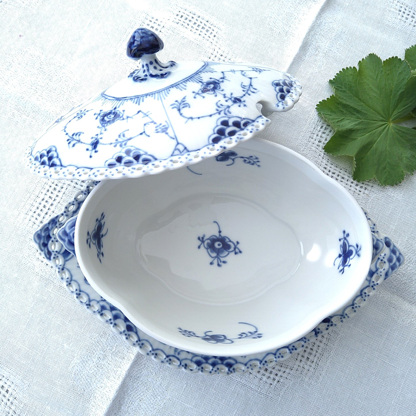 1969～1979年RoyalCopenhagenブルーフルーテッドフルレース蓋つきソースボードSauceBoatWithCoverAndStand400ml24㎝L