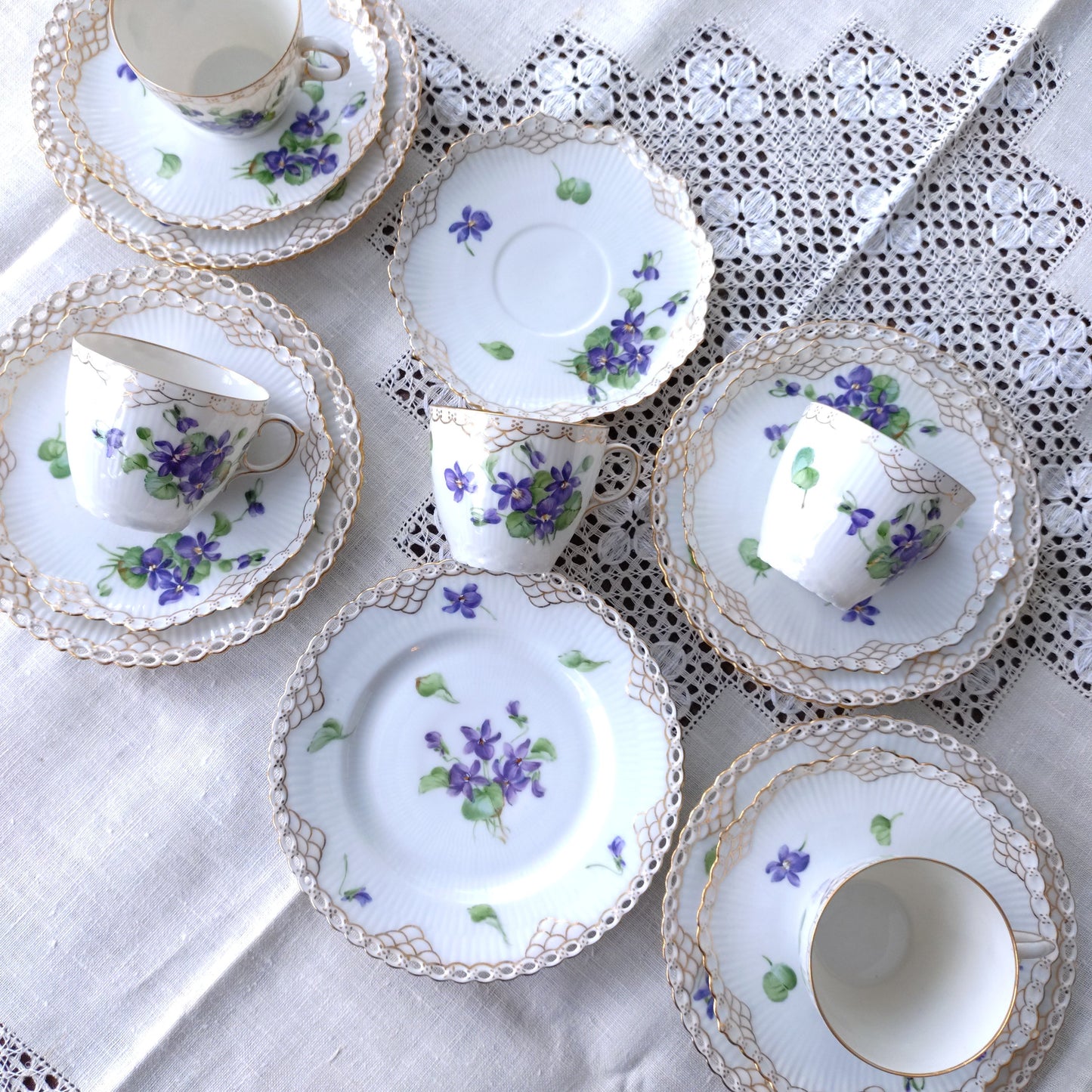 1870-1890年RoyalCopenhagenの紫のスミレのモカカップソーサー/デミタスと小さなケーキプレート直径約14.5㎝Dのトリオ
