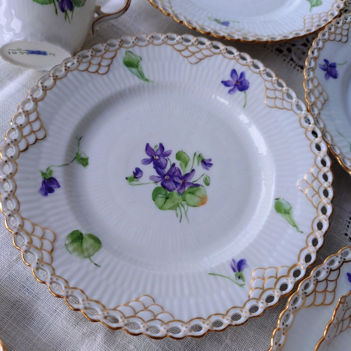 1870-1890年RoyalCopenhagenの紫のスミレのモカカップソーサー/デミタスと小さなケーキプレート直径約14.5㎝Dのトリオ
