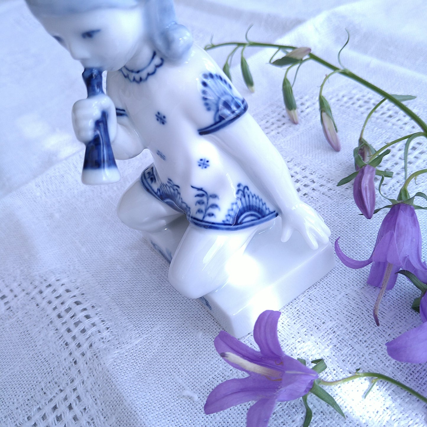 2級品です/1969～1974年RoyalCopenhagen/HanneVarmingデザインのフィギュリン/トランペットと女の子/高さ約10.8㎝H