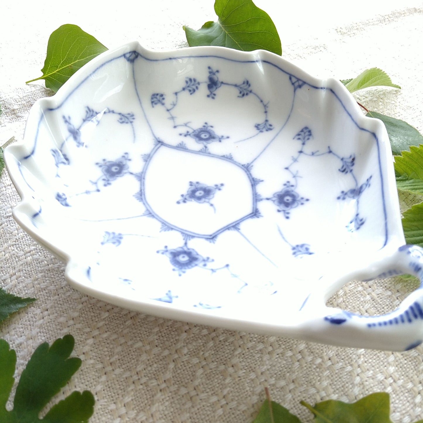 1924～1934年のRoyalCopenhagenブルーフルーテッドプレイン葉っぱ皿約22.5㎝L×18㎝W/PlainLeafPlate