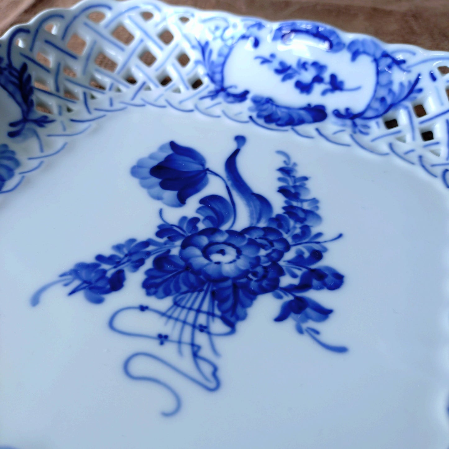 1975～1979年RoyalCopenhagenブルーフラワーのオープンワーク四角のお皿は約24㎝×24㎝高さ約4.4㎝H