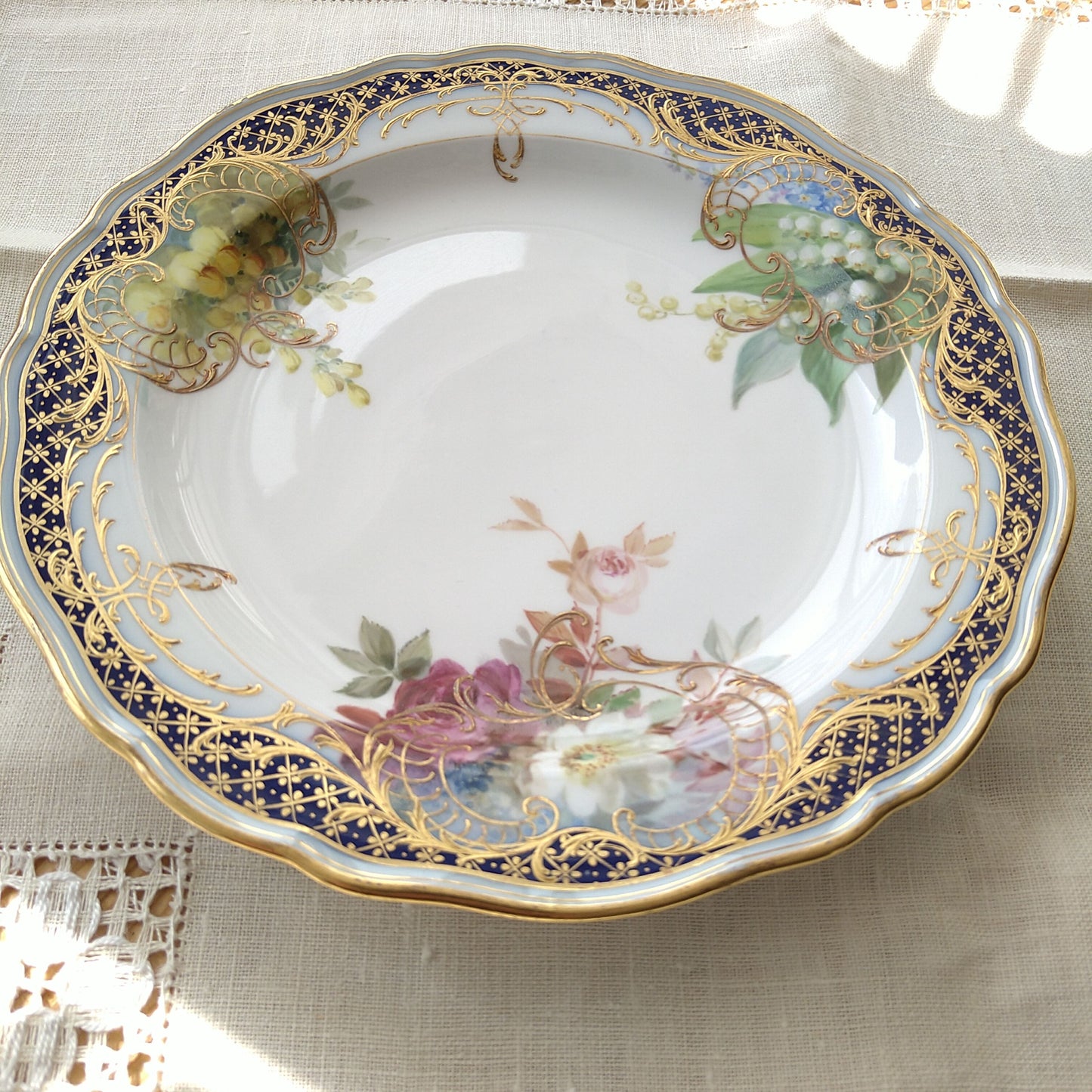 1850～1924年のMeissenマイセン、コバルトと金彩に自然主義様式の花々のお皿は直径約21.5㎝D
