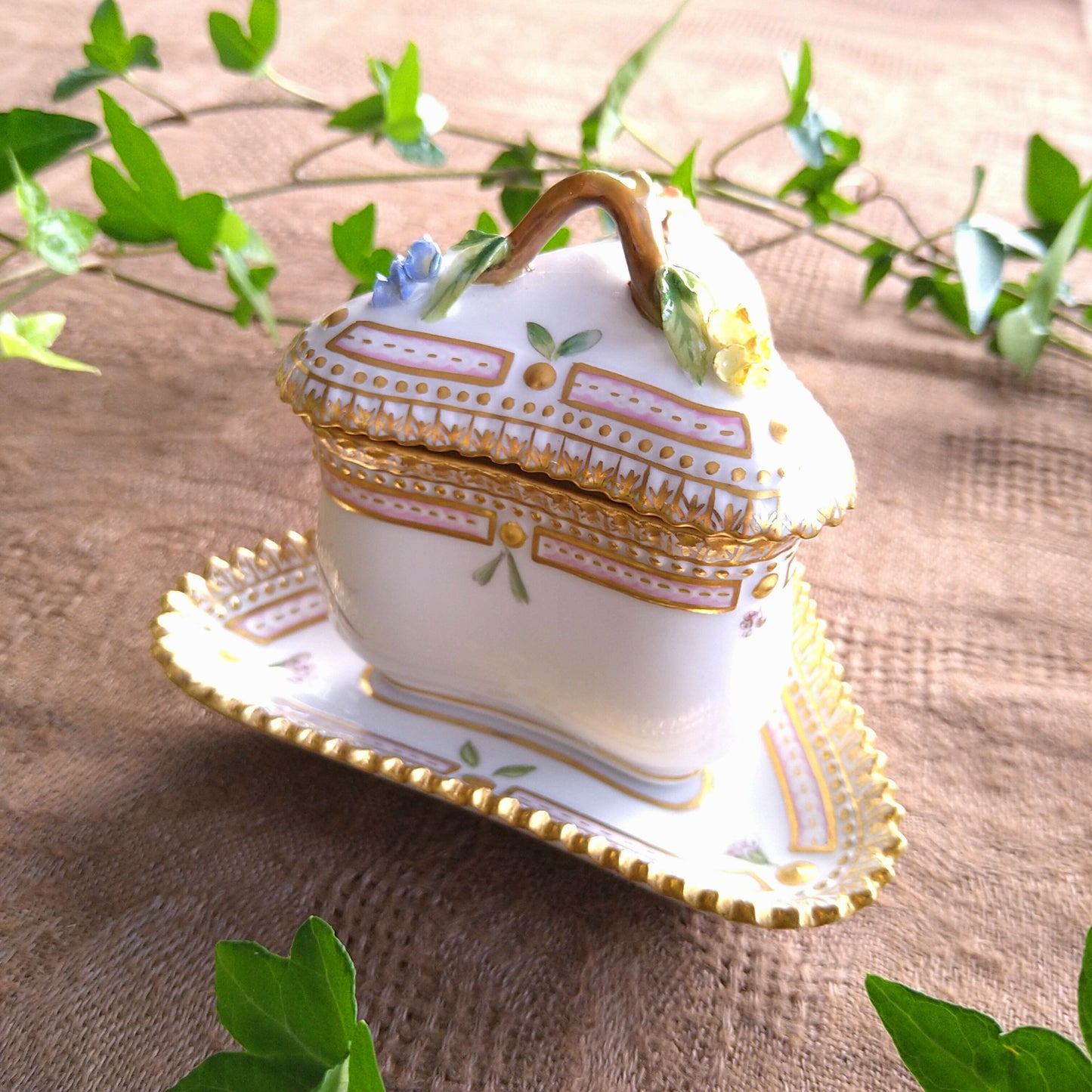 1960年代のRoyalCopenhagenフローラダニカの3角シトロンカップソーサー、花はハナワラビです。/FloraDanicaCitronCupSaucer