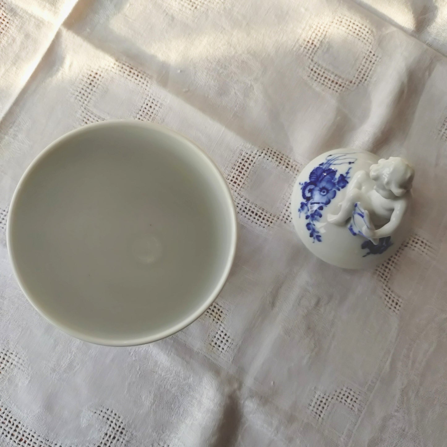1948年のRoyalCopenhagenブルーフラワーの人形の蓋付きベース、小物入れは高さ約28.5㎝H