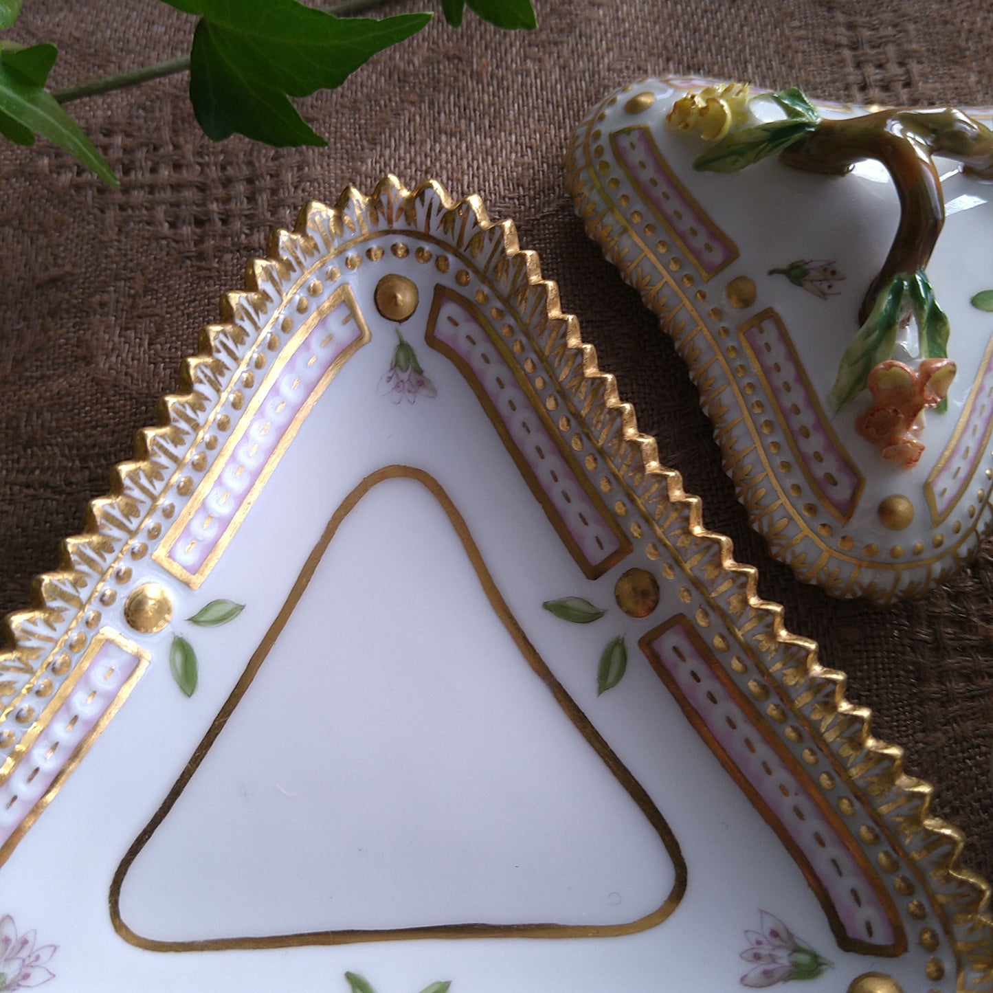 1960年代のRoyalCopenhagenフローラダニカの3角シトロンカップソーサー、花はハナワラビです。/FloraDanicaCitronCupSaucer